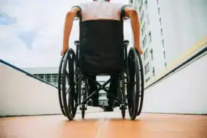 Hombre en silla de ruedas